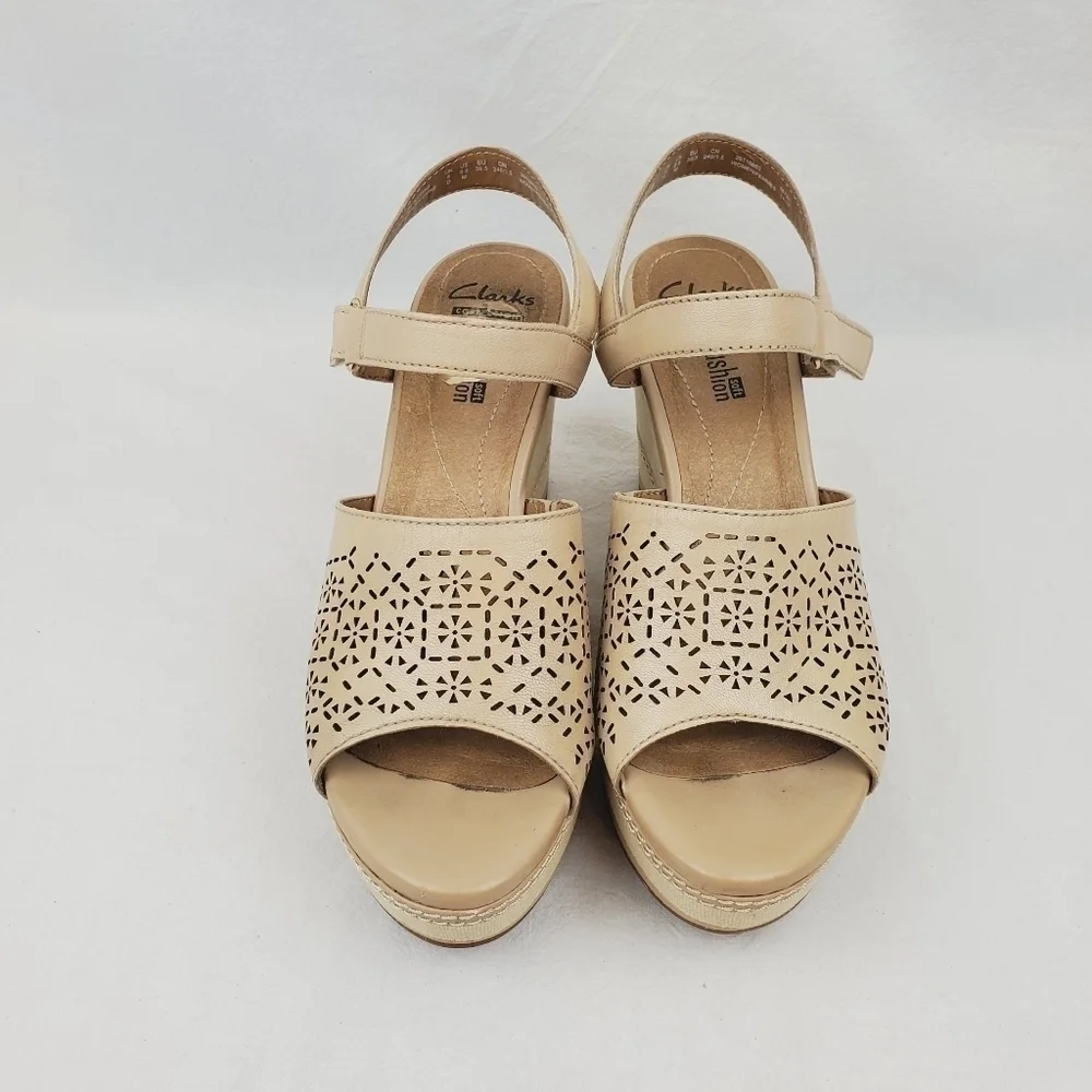 Clarks Collection cream/ tan leather wedge sandals size 8.5 M